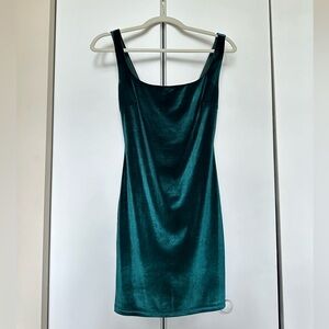 Emerald fitted bodycon velvet mini dress